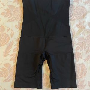 Maidenform, M, black spanks.